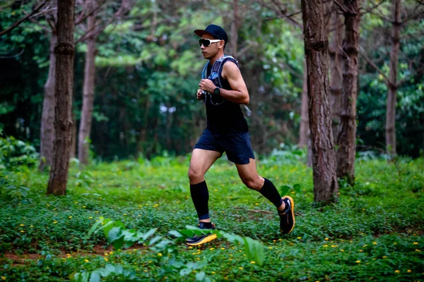 Bir Adam Runner Trail Atlet Ayakları Ormanda Çalışan Için Spor — Stok fotoğraf