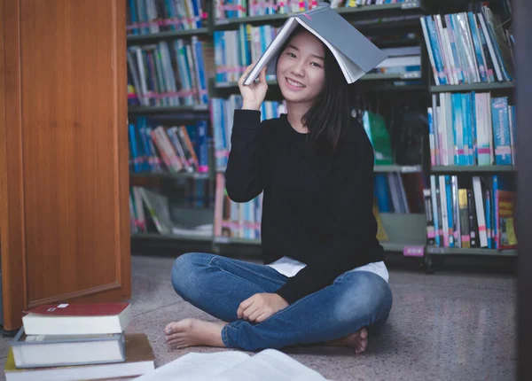 Asiática Chica Estudiantes Leyendo Libros Usando Cuaderno Biblioteca —  Fotos de Stock