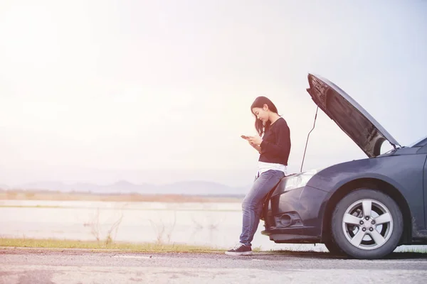 Mujer Asiática Está Usando Teléfono Para Llamar Mecánico Del Coche — Foto de Stock