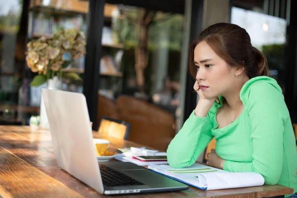 Asiatiska Affärskvinna Allvar Arbetet Tills Huvudvärken — Stockfoto