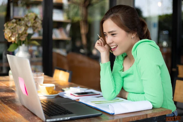 Mulheres Negócios Asiáticas Sorrindo Usando Notebook Para Documentos Análise Diagrama — Fotografia de Stock