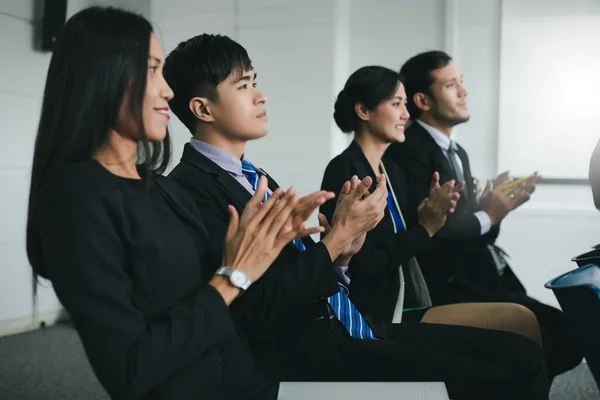 Des Dirigeants Entreprises Applaudissent Lors Une Réunion Affaires — Photo