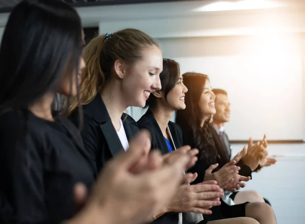 Des Dirigeants Entreprises Applaudissent Lors Une Réunion Affaires — Photo