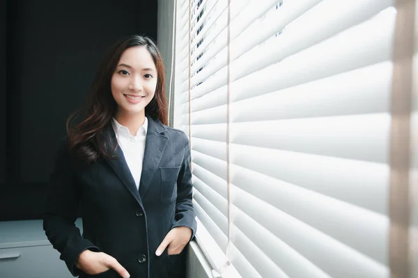 Aziatische Zakenvrouwen Glimlachen Blij Voor Het Werken — Stockfoto