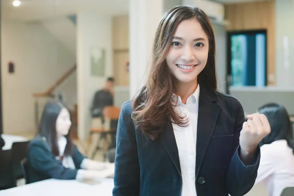 Asiatische Unternehmerinnen Erfolg Und Siegerkonzept Glückliches Team Mit Erhobenen Händen — Stockfoto