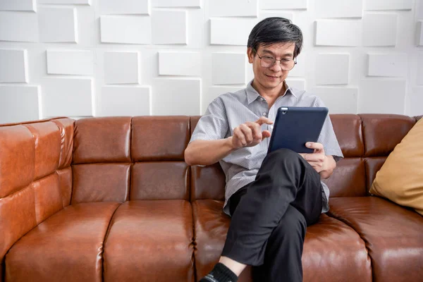 Homem Asiático Sênior Jogando Tablet Vídeo Chamada Sofá Sala Estar — Fotografia de Stock