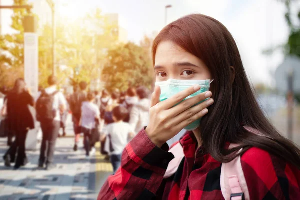 アジアの若い女性は 大気汚染 粒子のために顔に保護マスクを着て街を歩くと インフルエンザウイルス インフルエンザ コロナウイルスを保護するために — ストック写真