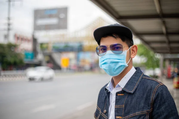 도시에 오염을 방호복을 아시아 미립자 도시에서 유행성 코로나 바이러스를 보호하기 — 스톡 사진