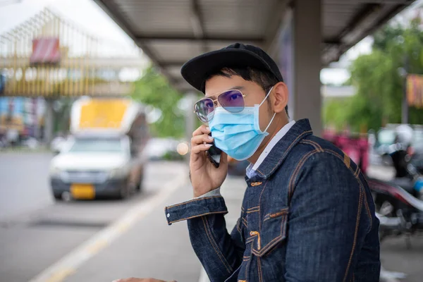 Asiático Jovem Usando Telefone Inteligente Cidade Usando Máscara Facial Para — Fotografia de Stock