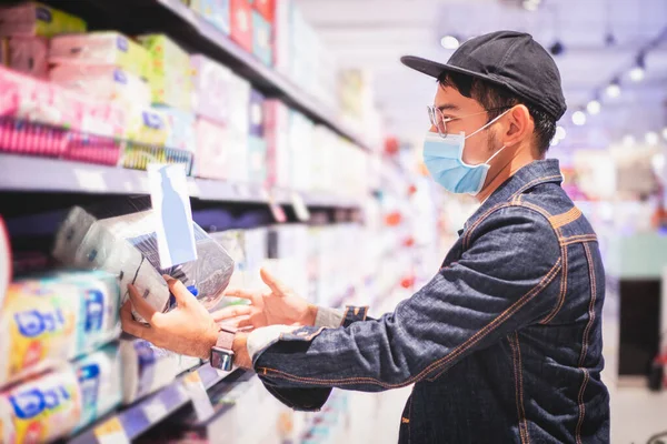 Asijské Muži Koupit Nakupovat Potraviny Pro Hromadění Průběhu Vypuknutí Covid — Stock fotografie