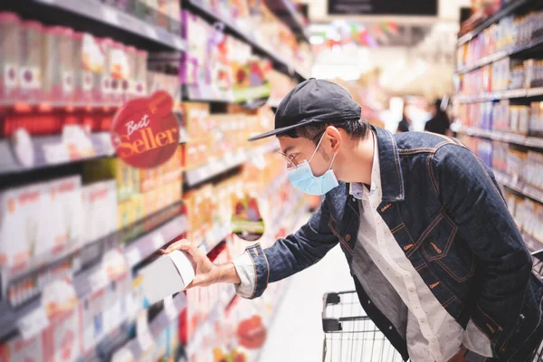 Asian Men Buy Shopping Food Hoarding Covid Outbreak — Stock Photo, Image