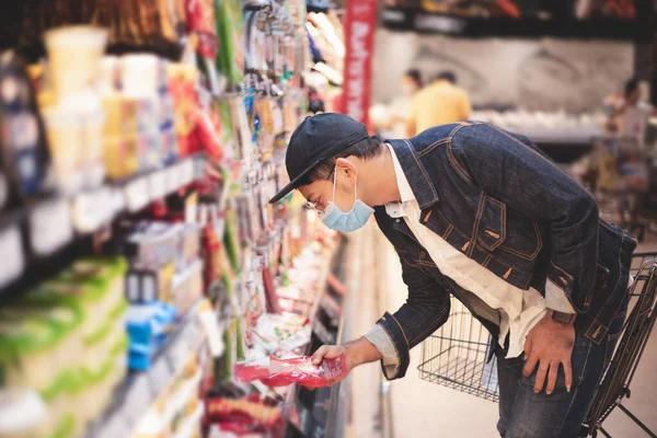 Homens Asiáticos Compram Compram Comida Para Armazenar Durante Surto Covid — Fotografia de Stock