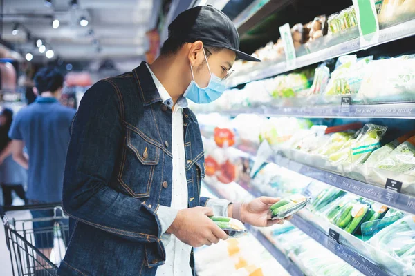 Asian Men Buy Shopping Food Hoarding Covid Outbreak — Stock Photo, Image