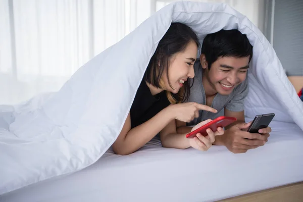 Asiático Pareja Amantes Acostados Juego Teléfonos Móviles Cama Casa — Foto de Stock