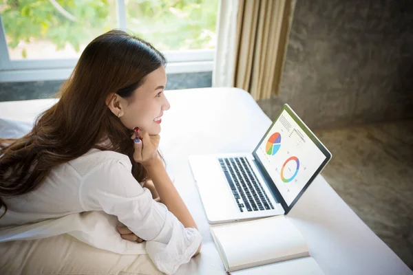 Mulher Asiática Está Usando Computador Notebook Para Trabalho Casa Ela — Fotografia de Stock