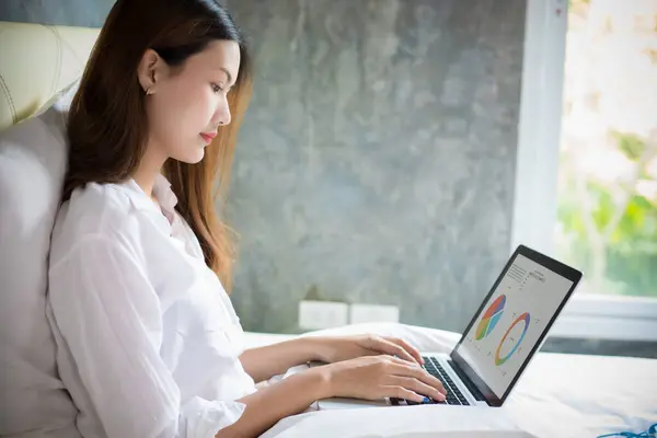 Азійська Жінка Використовує Ноутбук Роботи Вдома Сидить Ліжку Вона Карантин — стокове фото