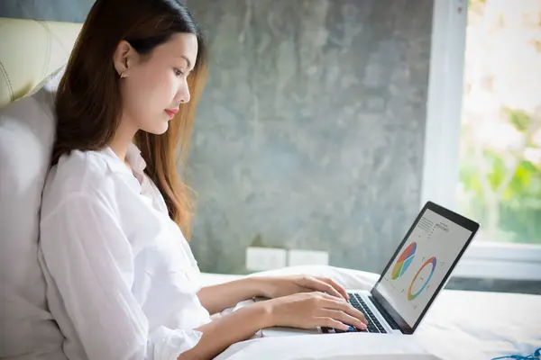 Asiatico Donna Utilizzando Notebook Computer Lavoro Casa Lei Seduto Suo — Foto Stock