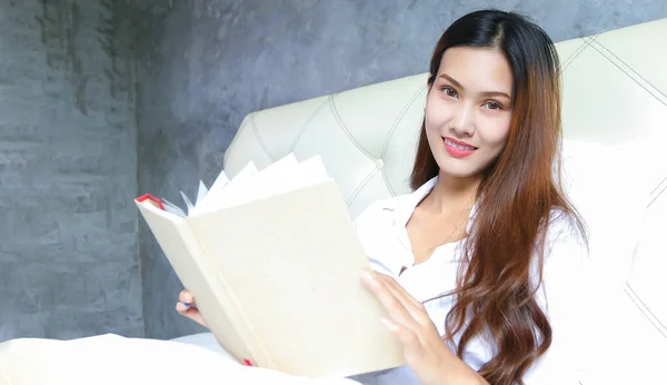 Азиатская Женщина Читает Свою Кровать Утром Дома Расслабляющий День — стоковое фото