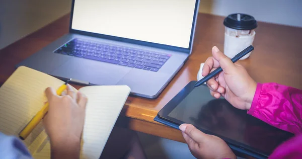 Δύο Ασιάτισσες Επιχειρηματίες Χρησιμοποιούν Φορητούς Υπολογιστές Και Υπολογιστές Tablet Συναντήσεις — Φωτογραφία Αρχείου