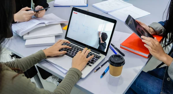 Studenci Azjatyccy Używają Notebooków Tabletów Pracy Nauki Online Domu Podczas — Zdjęcie stockowe