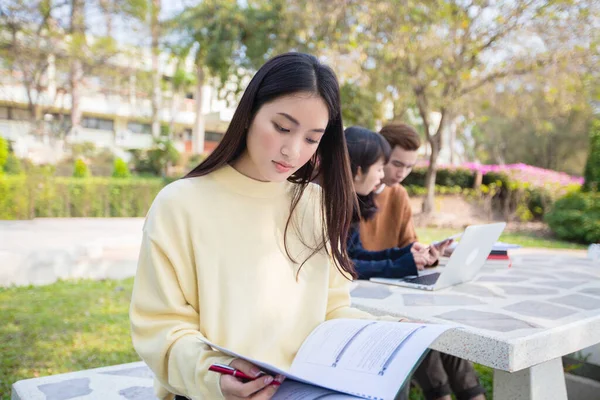 Los Estudiantes Asiáticos Usan Computadoras Portátiles Tabletas Para Trabajar Estudiar —  Fotos de Stock