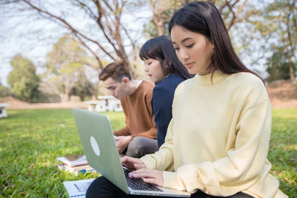 Los Estudiantes Asiáticos Usan Computadoras Portátiles Tabletas Para Trabajar Estudiar — Foto de Stock