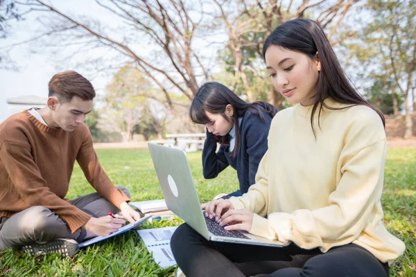 Ázsiai Diákok Használja Notebook Számítógépek Tabletta Dolgozni Tanulni Online Kertben — Stock Fotó