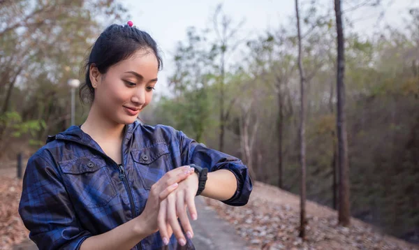 Las Mujeres Asiáticas Están Presionando Iniciar Reloj Deportivo Reloj Inteligente — Foto de Stock