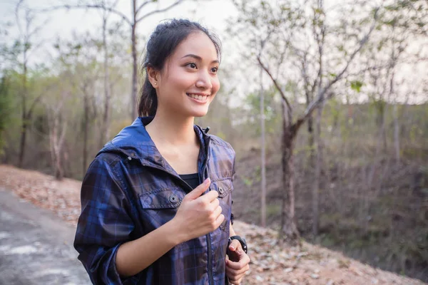 Una Mujer Asiática Está Corriendo Sonriendo Feliz Tiempo Relax Ella — Foto de Stock