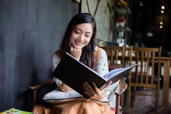 Una Mujer Asiática Linda Está Sentada Leyendo Libro Sofá Una —  Fotos de Stock