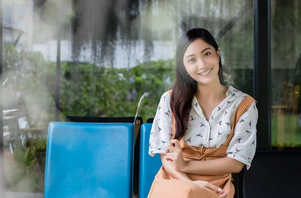 Cute Asian Woman Sits Sofa Chair Looks Camera Smiles Happy — Stock Photo, Image