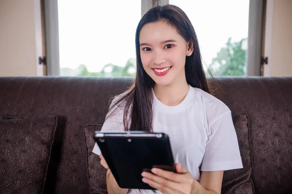 Азиатская Молодая Женщина Счастливый Веселый Милый Красивый Играет Цифровой Планшетный — стоковое фото