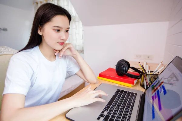 Mulher Asiática Alegre Bonito Bonito Feliz Está Usando Computador Notebook — Fotografia de Stock