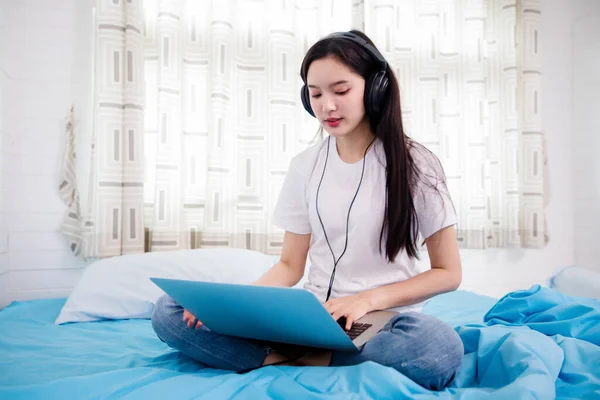 Aziatisch Gelukkig Jong Vrouw Dragen Hoofdtelefoon Luisteren Muziek Lied Kijken — Stockfoto