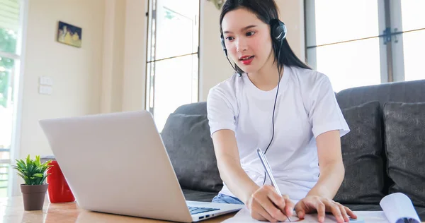 Щаслива Жінка Азії Студент Носить Навушники Вивчення Онлайн Дивлячись Веб — стокове фото