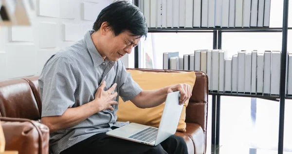 Ältere Asiatische Menschen Arbeiten Hart Bis Sie Gestresst Werden Und — Stockfoto