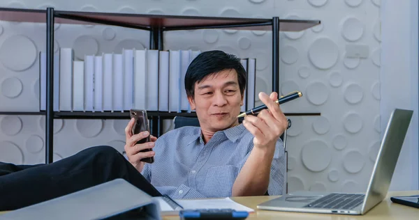 Senior Asian Business Men Use Notebook Computers Work Home Quarantined — Stock Photo, Image