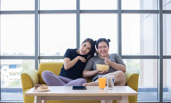 Mujer Con Sobrepeso Chica Asiática Disfrutan Comiendo Comida Sofá Casa — Foto de Stock