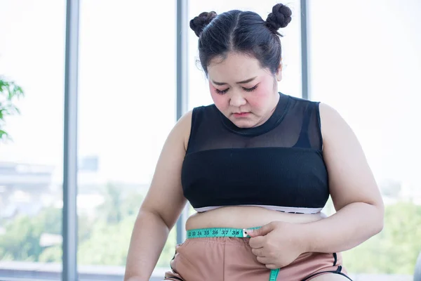 Mujer Asiática Con Sobrepeso Que Mide Capa Grasa Con Cintura — Foto de Stock