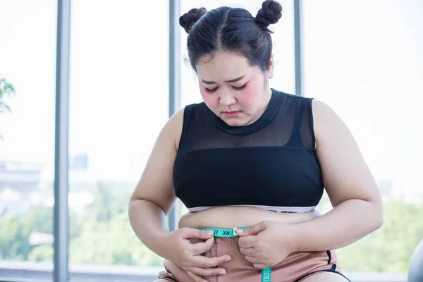 Mujer Asiática Con Sobrepeso Que Mide Capa Grasa Con Cintura — Foto de Stock