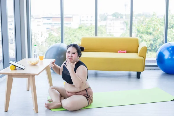 Asiatische Übergewichtige Frau Mit Tabletten Und Trägt Kopfhörer Zum Musikhören — Stockfoto