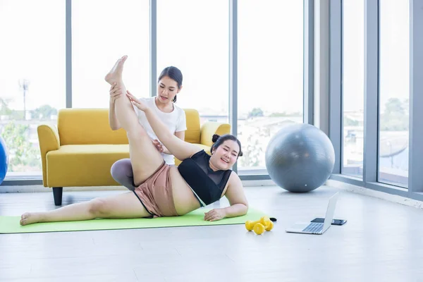 Zwei Asiatinnen Beobachten Und Lernen Yoga Übungen Online Auf Dem — Stockfoto