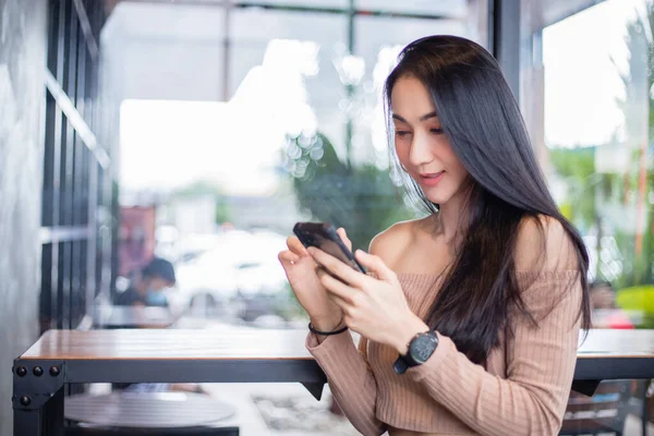 Leende Och Glada Asiatiska Affärskvinnor Använder Mobilen Och Rör Vid — Stockfoto