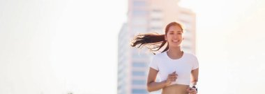 gülümseyen Asya 'lı genç spor koşucusu ve kentsel alanda antrenman yapan sporcu kadın, sağlıklı yaşam tarzı ve spor konsepti