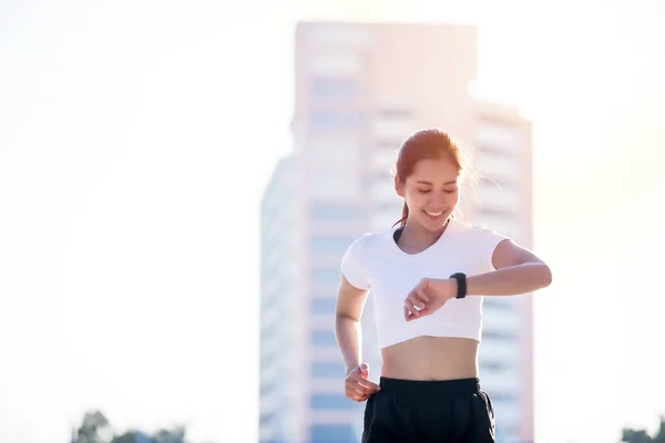 Las Mujeres Asiáticas Está Viendo Reloj Deportivo Reloj Inteligente Para — Foto de Stock