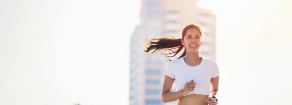 Sonriente Asiática Joven Fitness Deporte Mujer Corriendo Deportistas Entrenando Una — Foto de Stock