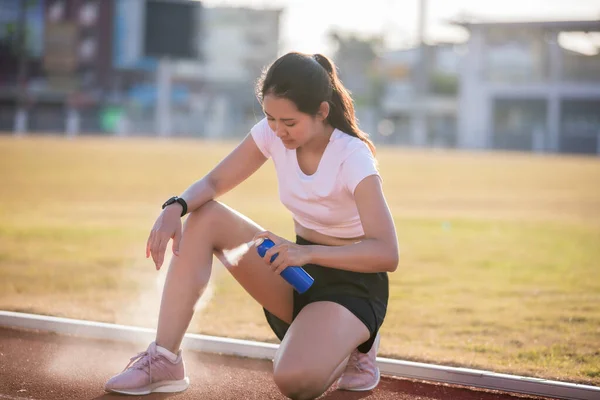 Asiático Deportes Mujeres Usando Spray Congelación Para Tratar Lesionado Deportivo — Foto de Stock
