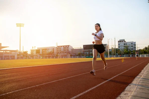 Asiática Joven Fitness Mujer Corredor Corriendo Pista Estadio Estilo Vida — Foto de Stock