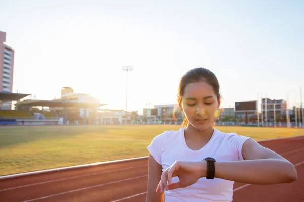 Ασιατικές Γυναίκες Παρακολουθεί Αθλητικό Ρολόι Έξυπνο Ρολόι Για Τρέξιμο Στο — Φωτογραφία Αρχείου