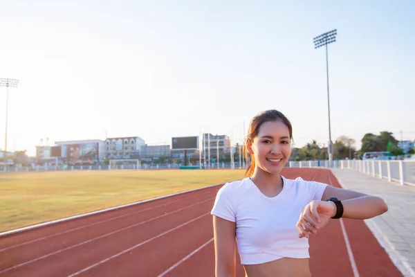 Las Mujeres Asiáticas Están Viendo Reloj Deportivo Reloj Inteligente Para — Foto de Stock
